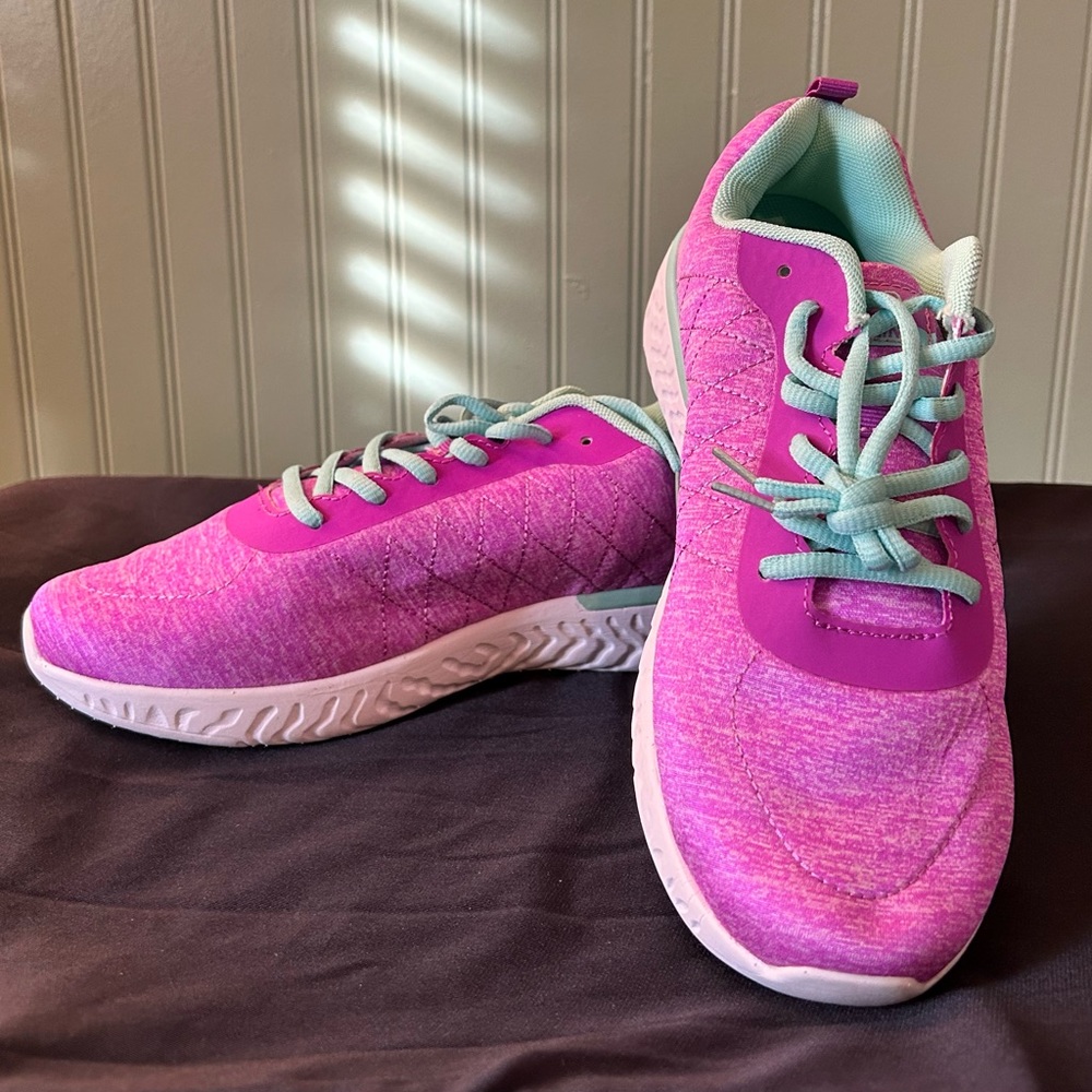 STQ Lightweight Lace Up Sneakers Shoes- Sz 8.5